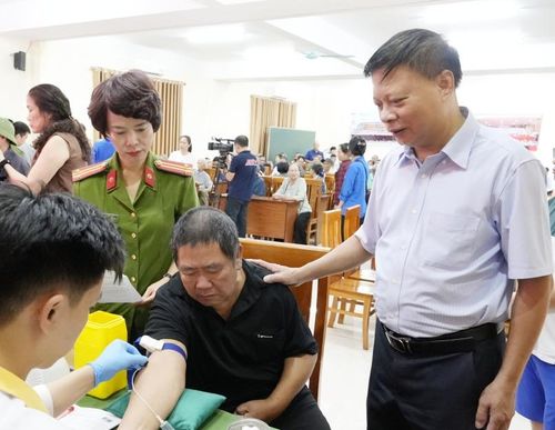 Lãnh đạo phường Hạ Long thăm hỏi, động viên các thân nhân liệt sĩ lấy mẫu sinh phẩm ADN.
