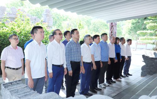 Đoàn công tác dâng hương, dâng hoa tưởng niệm tại khu Di tích lịch sử Quốc gia Truông Bồn