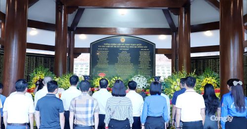 Đoàn công tác của Báo Công lý do Bí thư Chi bộ, Tổng Biên tập Trần Đức Vinh dẫn đầu dâng hương, dâng hoa, tưởng niệm các anh hùng liệt sĩ hy sinh tại Ngã ba Đồng Lộc