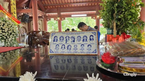 "Mười ba đóa hoa không kịp đón bình minh"