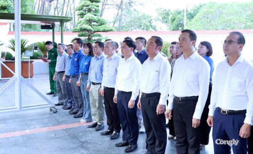 Đoàn công tác dâng hương, dâng hoa và tưởng niệm các anh hùng liệt sĩ tại Ngã ba Đồng Lộc
