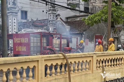 Các đơn vị PCCC và CNCH có mặt tại hiện trường để khống chế đám cháy