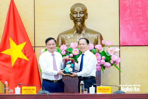 Bộ trưởng Bộ Tư pháp Hoàng Thanh Tùng tặng quà lưu niệm đến Bí thư Tỉnh ủy, Trưởng đoàn ĐBQH tỉnh Nguyễn Khắc Thận. Ảnh: Phạm Bằng