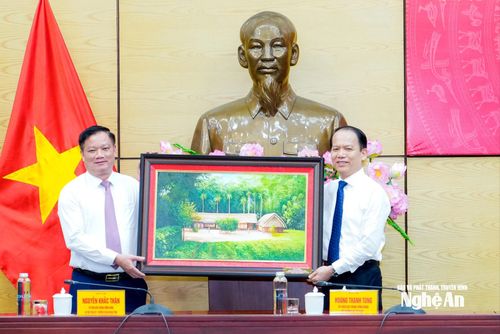 Bí thư Tỉnh ủy, Trưởng đoàn ĐBQH tỉnh Nguyễn Khắc Thận tặng quà lưu niệm đến Bộ trưởng Bộ Tư pháp Hoàng Thanh Tùng. Ảnh: Phạm Bằng