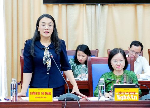 Giám đốc Sở Tư pháp Hoàng Thị Thu Trang phát biểu tại buổi làm việc. Ảnh: Phạm Bằng