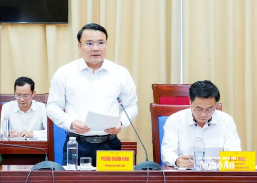 Phó Chủ tịch UBND tỉnh Phùng Thành Vinh báo cáo tình hình công tác tư pháp, thi hành án dân sự, theo dõi thi hành án hành chính trên địa bàn Nghệ An. Ảnh: Phạm Bằng