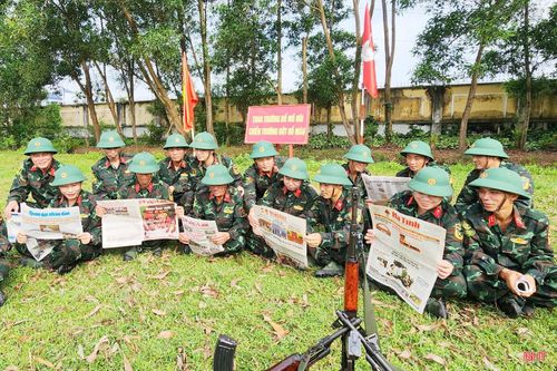 Cán bộ, nhân viên Đại đội Trinh sát cơ giới (Phòng Tham mưu) đọc báo trong giờ nghỉ giải lao trên bãi tập.