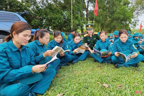Đưa nền nếp sinh hoạt, văn hóa quân nhân đến với các chiến sĩ dân quân trên thao trường.