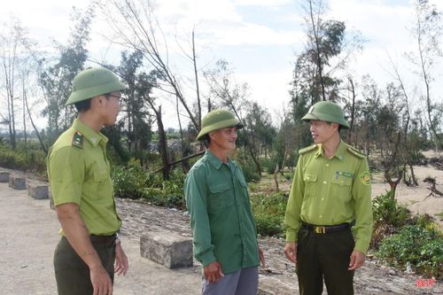 Hạt Kiểm lâm Hồng Lĩnh - Nghi Xuân động viên người dân ven biển xã Đan Hải chung tay trồng, bảo vệ rừng phòng hộ ven biển.