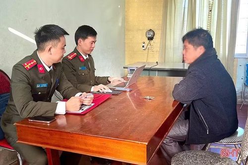 Lực lượng Công an Hà Tĩnh làm việc với một trường hợp đăng tải thông tin sai sự thật trên mạng xã hội. Ảnh: Công an tỉnh Hà Tĩnh.