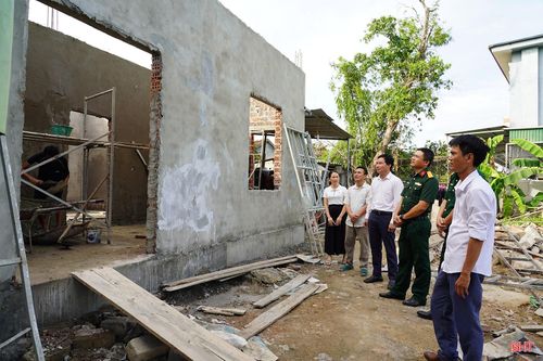 Ông Lê Viết Bình – Phó Chủ tịch UBND xã Hồng Lộc cho biết: “Gia đình bà Mai Thị Trâm thuộc diện người có công, hoàn cảnh đặc biệt khó khăn nên địa phương đã đề xuất hỗ trợ xây dựng nhà ở. Bên cạnh kinh phí hỗ trợ, các tổ chức đoàn thể và Nhân dân còn đóng góp ngày công, vận chuyển vật liệu để đẩy nhanh tiến độ thi công. Đến nay, công trình cơ bản đã hoàn thành, sẽ sớm bàn giao để gia đình ổn định cuộc sống".