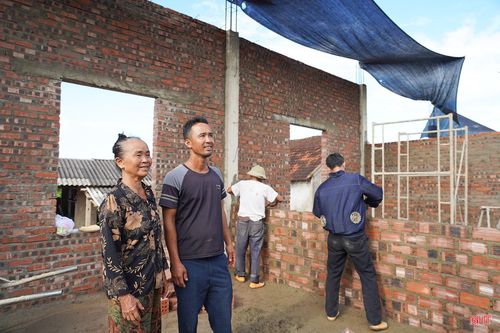 Nhìn ngôi nhà khang trang dần hoàn thiện, bà Nguyễn Thị Trúc (vợ ông Thanh) không giấu được niềm xúc động: "Ngôi nhà cũ bị mối mọt, xuống cấp nghiêm trọng nhưng hoàn cảnh gia đình khó khăn nên không có điều kiện sửa chữa, làm mới. Mỗi mùa mưa bão, cả nhà đều nơm nớp lo sợ. Nay được chính quyền địa phương quan tâm hỗ trợ xây dựng ngôi nhà kiên cố, vợ chồng tôi rất vui và biết ơn. Chúng tôi mong ngôi nhà sớm hoàn thành để yên tâm sinh sống, làm ăn".