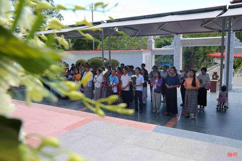 Từ những ngôi nhà nghĩa tình, công trình tri ân đến các phần việc của tuổi trẻ, không khí hướng về ngày Thương binh - Liệt sĩ 27/7 đang lan tỏa sâu rộng ở nhiều địa phương. Mỗi công trình, mỗi việc làm đều là sự tri ân thiết thực, góp phần chăm lo đời sống người có công, gìn giữ các địa chỉ đỏ và bồi đắp truyền thống cách mạng cho thế hệ hôm nay.