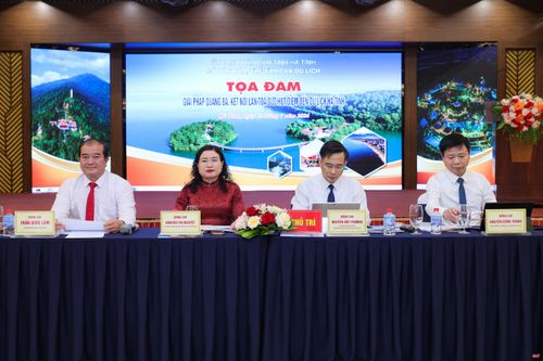 Các đồng chí chủ trì chương trình tọa đàm.