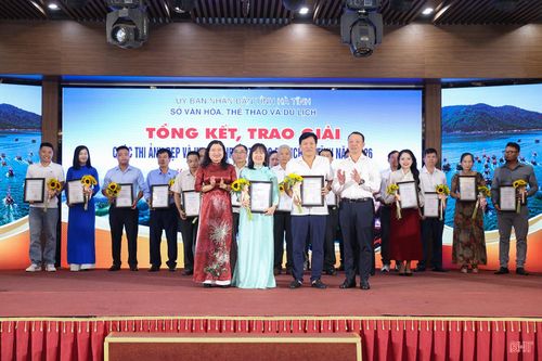 Chủ tịch UBND tỉnh Phan Thiên Định và Phó Chủ tịch UBND tỉnh Nguyễn Thị Nguyệt trao giải nhất cho các tác giả: Nguyễn Thanh Hải (nội dung ảnh đẹp) và Thanh Hữu và ekip TCV (nội dung video ấn tượng).