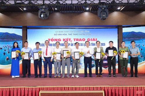 Các tác giả nhận giải khuyến khích.