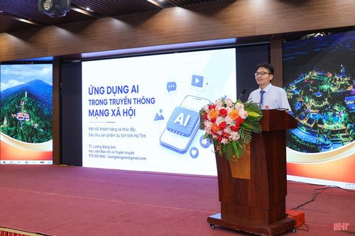 TS. Lương Đông Sơn, giảng viên Viện Báo chí - Truyền thông, Học viện Báo chí và Tuyên truyền trình bày tham luận: Ứng dụng AI trong truyền thông mạng xã hội nhằm kết nối khách hàng và thúc đẩy tiêu thụ sản phẩm du lịch tỉnh Hà Tĩnh.