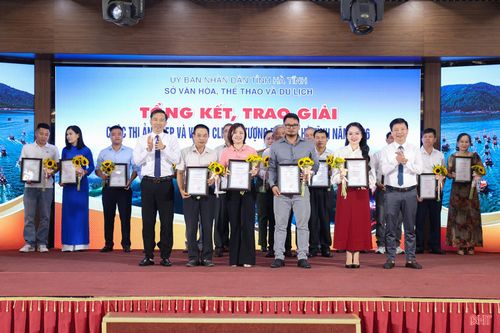 Ban Tổ chức trao 4 giải nhì cho các tác giả.
