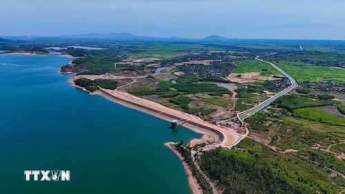 Nguồn nước từ hồ Kẻ Gỗ phục vụ tưới tiêu cho hơn 26.000 ha đất sản xuất, tạo động lực phát triển nông nghiệp. (Ảnh: Hữu Quyết/TTXVN)