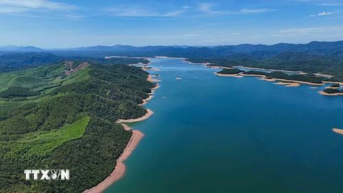 Cảnh sắc bình yên trên mặt hồ Kẻ Gỗ trong những ngày nắng đẹp. (Ảnh: Hữu Quyết/TTXVN)