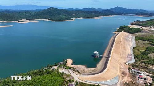 Phần thân đập hồ Kẻ Gỗ sau đầu tư nâng cấp đáp ứng tốt hơn yêu cầu vận hành trong điều kiện biến đổi khí hậu. (Ảnh: Hữu Quyết/TTXVN)
