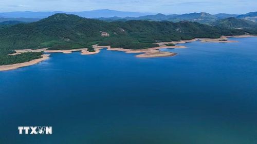 Mặt hồ phẳng lặng tạo nên vẻ đẹp yên bình của vùng thượng nguồn. (Ảnh: Hữu Quyết/TTXVN)