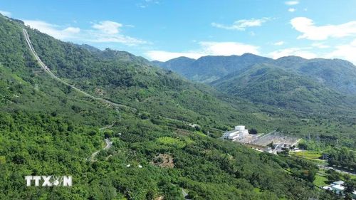 Nhà máy Thủy điện Đa Nhim có tuyến đường ống dẫn nước bắc qua sườn đèo Ngoạn Mục, là công trình thủy điện lớn nằm tại 2 tỉnh Lâm Đồng và Khánh Hòa. (Ảnh: Nguyễn Huy Thành/TTXVN)