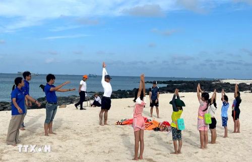 Đoàn thanh niên đặc khu Phú Quý phối hợp với các tình nguyện viên tổ chức dạy bơi miễn phí cho trẻ. (Ảnh: TTXVN phát)