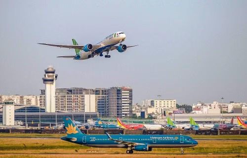Máy bay của các hãng hàng không Việt Nam khai thác tại Sân bay Tân Sơn Nhất. (Ảnh: PV/Vietnam+)