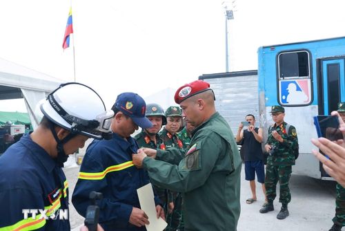 Sáng 6/7/2026 (theo giờ địa phương), thừa ủy quyền của Chính phủ Venezuela, Trung tá Rául Serrano Chacón, thuộc Bộ Tư lệnh Vệ binh Tổng thống - Điều phối viên Đoàn cứu nạn, cứu hộ Việt Nam, đã chủ trì Lễ trao Huy chương “Anh hùng Venezuela” hạng Nhất tặng Đoàn cứu nạn, cứu hộ Việt Nam và hạng Nhì tặng các thành viên trong đoàn. (Ảnh: Phi Hùng/TTXVN