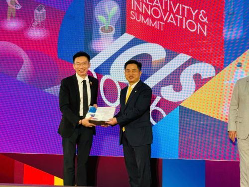 GS. TS. Supachai Patumnakul, Thư ký thường trực Bộ Giáo dục Đại học, Khoa học, Nghiên cứu và Đổi mới Thái Lan (MHESI) trao thư cảm ơn Tổng Lãnh sự Đinh Hoàng Linh tham dự ICIS 2026. (Ảnh: PV/Vietnam+)
