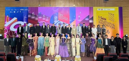 GS. TS. Supachai Patumnakul, Thư ký thường trực Bộ Giáo dục Đại học, Khoa học, Nghiên cứu và Đổi mới Thái Lan,Tổng Lãnh sự Đinh Hoàng Linh cùng Phu nhân, các đại biểu và các nghệ sỹ Thái Lan tại sự kiện. (Ảnh: PV/Vietnam+)