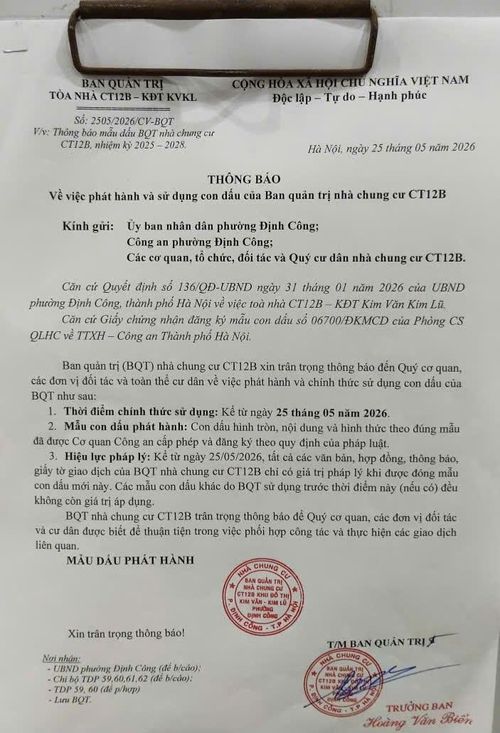 Thông báo số 2505/2026/CV-BQT của Ban quản trị chung cư CT12B về việc phát hành và sử dụng con dấu đã được cơ quan Công an đăng ký. Ảnh: Tài liệu niêm yết công khai tại bảng tin tòa nhà.