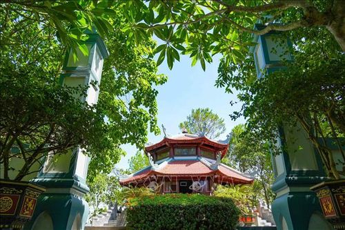 Không gian thanh bình tại khu vực Đền thờ cố Tổng Bí thư Lê Duẩn trên hồ Kẻ Gỗ.