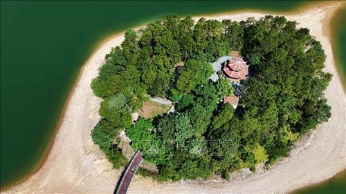 Đền thờ cố Tổng Bí thư Lê Duẩn giữa lòng hồ Kẻ Gỗ.