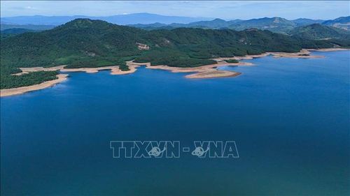 Mặt hồ phẳng lặng tạo nên vẻ đẹp yên bình của vùng thượng nguồn.