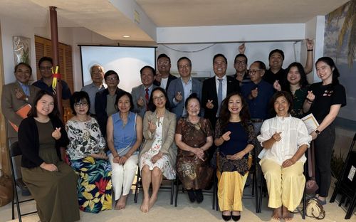 Các thành viên Hội Canada Việt Nam chụp ảnh lưu niệm sau buổi lễ