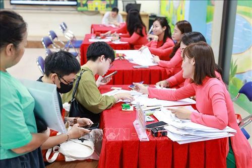 Trong những ngày đầu triển khai tuyển sinh trực tiếp tại Trường Tiểu học Thăng Long (phường Hoàn Kiếm), nhiều phụ huynh đã có mặt tại trường để được hướng dẫn, kiểm tra thông tin và hoàn thiện các thủ tục cần thiết.