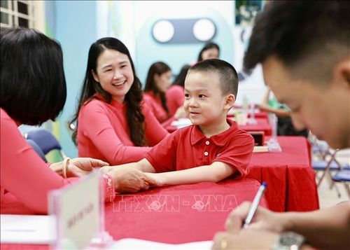 Trẻ tự tin, phấn khởi được gặp gỡ, trò chuyện cùng các cô giáo Trường Tiểu học Thăng Long (phường Hoàn Kiếm) mà em sẽ được theo học.