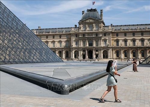 Trời nắng nóng gay gắt tại Paris, Pháp. Ảnh: THX/TTXVN phát