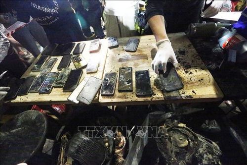 Những vật dụng bị cháy rụi tại quán rượu ở Bangkok, Thái Lan ngày 13/7/2026. Ảnh: THX/TTXVN phát