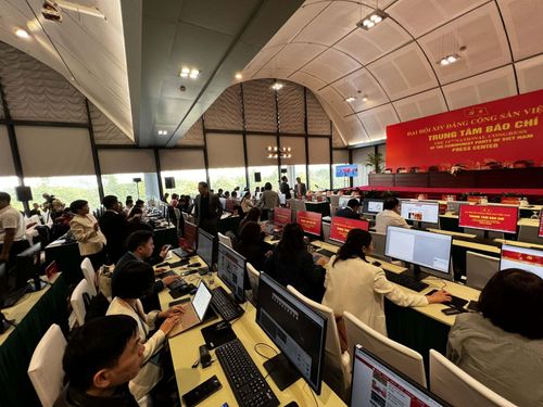 Các phóng viên tác nghiệp tại Trung tâm. Ảnh: Nhóm PV Báo Tin tức và Dân tộc