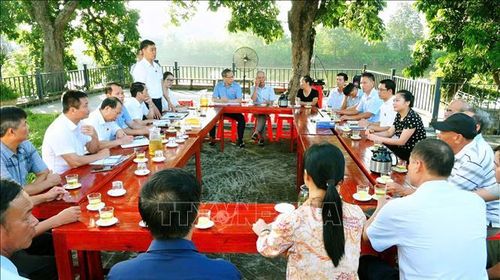 Lãnh đạo xã Vũ Thư lắng nghe và giải quyết tâm tư nguyện vọng của người dân tại chương trình “Đại biểu HĐND - Uống trà nghe dân nói” tổ chức sáng 13/7/2026 tại thôn Hồng Phong. Ảnh: Thu Hoài/TTXVN
