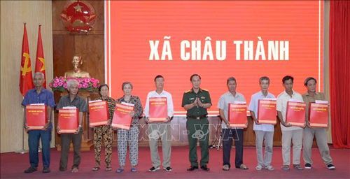 Thừa ủy quyền của Quân ủy Trung ương, Bộ Quốc phòng, Bộ Chỉ huy Quân sự tỉnh An Giang trao quà cho các gia đình chính sách, người có công với cách mạng Châu Thành. Ảnh: Văn Sĩ/TTXVN