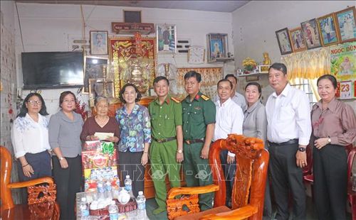 Phó Chủ tịch UBND tỉnh An Giang Nguyễn Thị Minh Thúy và đoàn công tác tặng quà mẹ liệt sĩ Lê Thị Y (sinh năm 1945, ngụ ấp Vĩnh Hiệp, xã Vĩnh Trạch). Ảnh: Công Mạo/TTXVN