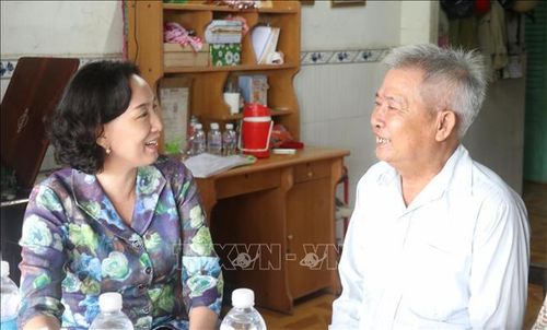 Phó Chủ tịch UBND tỉnh An Giang Nguyễn Thị Minh Thúy thăm hỏi sức khỏe, đời sống của ông Nguyễn Văn Nô (sinh năm 1957, ngụ ấp Hòa Tân, xã Định Mỹ), thương binh 25%. Ảnh: Công Mạo/TTXVN
