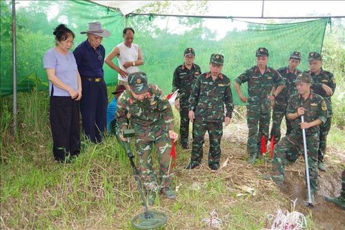 Lực lượng chức năng tổ chức cất bốc, quy tập hài cốt liệt sĩ Mã Văn Gì tại xã Minh Tâm. Ảnh: Phương Quyền/TTXVN phát
