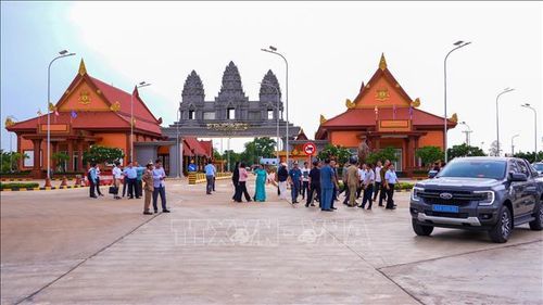 Đoàn công tác khảo sát khu vực cặp cửa khẩu quốc tế Tân Nam (Việt Nam) - Meun Chey (Campuchia), đánh giá điều kiện thực hiện Hiệp định vận tải đường bộ giữa hai nước. Ảnh: Minh Phú/TTXVN