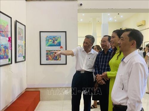 Các đại biểu tham quan triển lãm tranh.