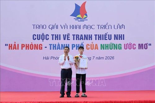 Phó Giám đốc Sở Văn hóa, Thể thao và Du lịch Hải Phòng Vũ Khắc Lịch trao giải Nhất cuộc thi vẽ tranh "Hải Phòng - Thành phố của những ước mơ" khối Trung học cơ sở cho học sinh Nguyễn Phú Vinh, lớp 7C6 trường THCS Trương Công Định, phường Lê Chân.